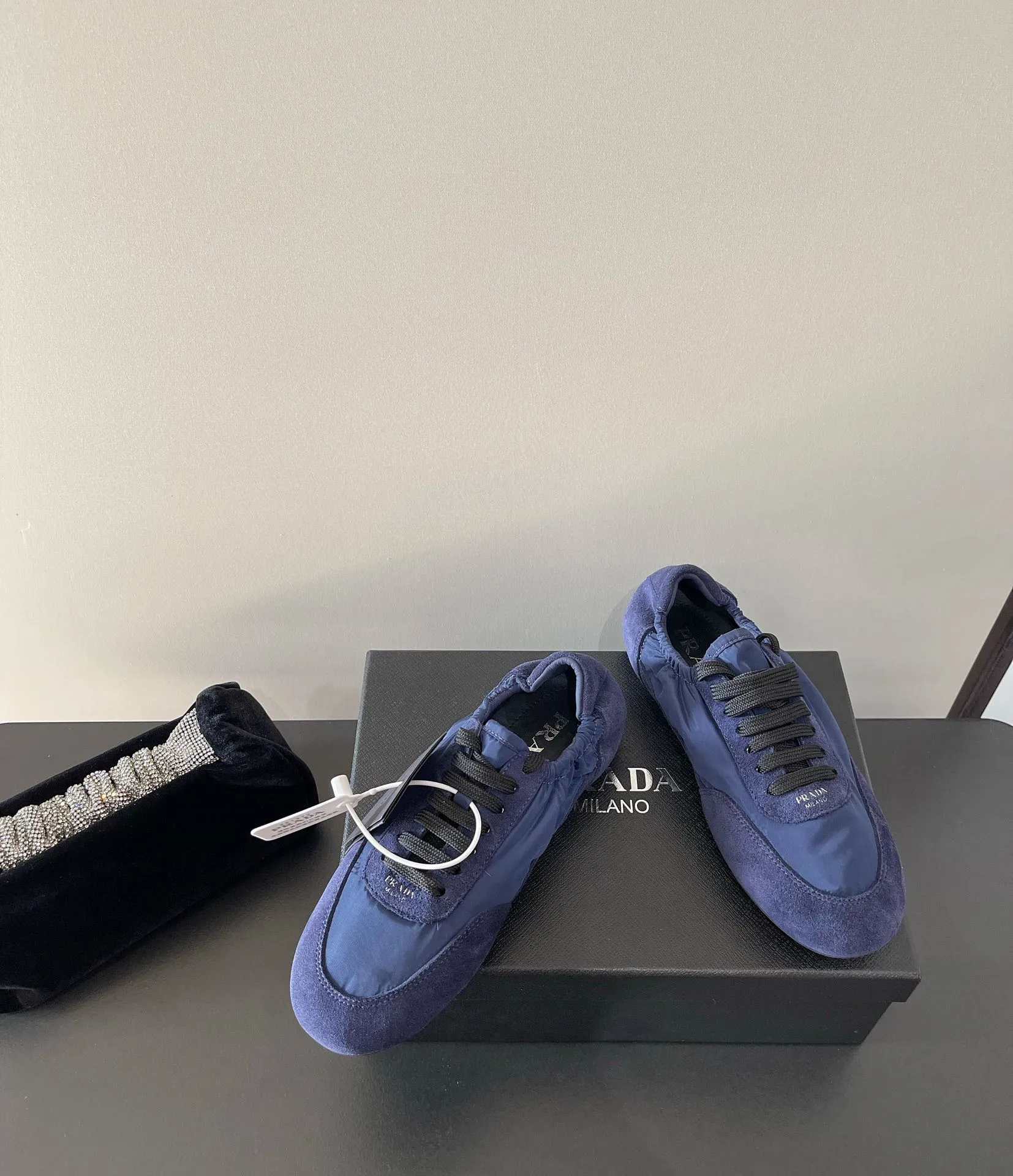 👟👟Ex-factory price 540👟👟 PRADA multi-color comfortable new Dexun ballet shoes in early spring🥂 The original top-quality replica is sold simultaneously at the counter. The fabric is made of specially imported fabrics mixed with Beijing leather. The whole pair of shoes has a very high texture. The lining is cowhide and the original imported rubber sole. The style is simple and fashionable, and the upper feet are very delicate! Color: 11 colors Heel height: flat Size: 35-41 (40 to 41 customized, non-refundable)